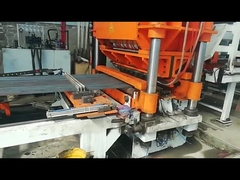 Laden und Transportieren von industriellen Stahlgittern für den Bau