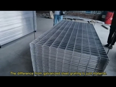 Verzinktes, silberfarbenes Stahlgitter, Schachbrettmuster für Abwasser im Außenbereich