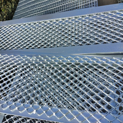 Aluminum Decorative Perforated Grating 1000mmx3000mm Size 40mm Bright Silver For Walkway