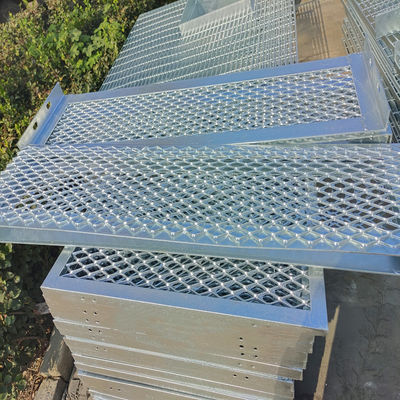 Aluminum Decorative Perforated Grating 1000mmx3000mm Size 40mm Bright Silver For Walkway