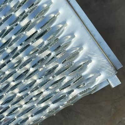 20*3 Steel Flat Size Serrated Steel Grating For Industrial 25mm Bearing Bar Pitch