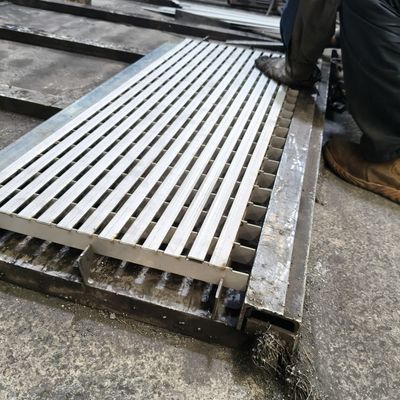 Q235 Grade Stainless Steel Grating 32X5mm Load Bar Resilient Flooring Option For Industrial
