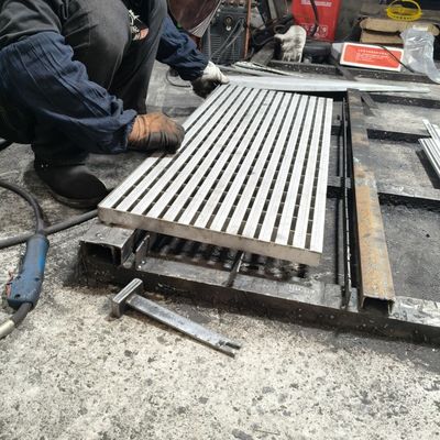 Round Bar Cross Bar Metal Walkway Grating Easy And Simple Installation Process