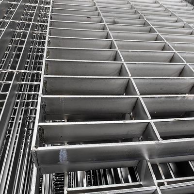 Industrial Flat Steel Grating With 100mm Cross Bar Spacing And Welding Process