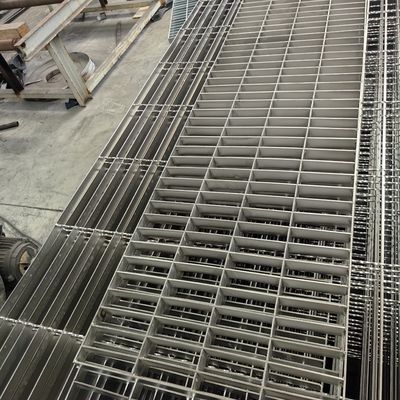 Industrial Flat Steel Grating With 100mm Cross Bar Spacing And Welding Process