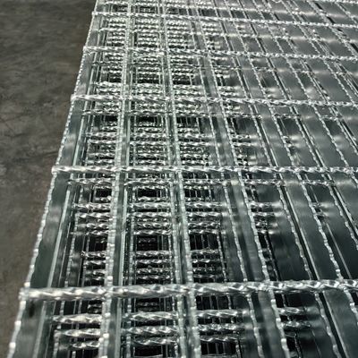 Billig Bequem Heiß getaucht galvanisiertes gezacktes Gitter 30 x 5 mm Galvanisiertes Zahnstahlgitter