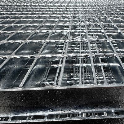 Billig Bequem Heiß getaucht galvanisiertes gezacktes Gitter 30 x 5 mm Galvanisiertes Zahnstahlgitter
