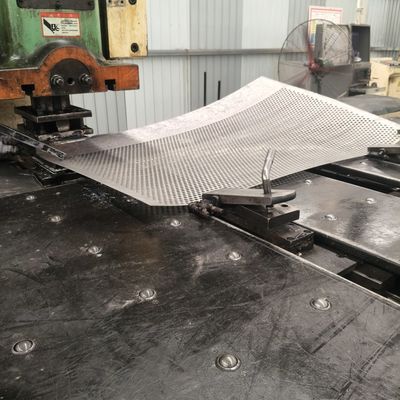 Länge 3000 mm Metallperforiertes Blatt in Schwarz für schwere und Temperaturumgebungen