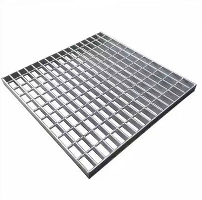 Ebene Oberfläche 100mm Kreuzstegabstand Verdrehte Industriestahlroste Hohe Haltbarkeit