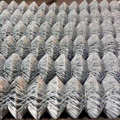 Maschendrahtzaun mit strapazierfähigem Metallgitter mit gleichmäßig verteilten Löchern, das eine hervorragende Druck- und Zugfestigkeit gewährleistet