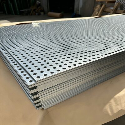 Multifunktionale Perforationsplatte, konstruiert für Lüftungs- und Schalldämmungsanwendungen mit individuellen Löchermustern