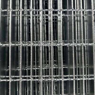 Industrielles Stahlgitter passt sich vielfältigen Projektlasten und Bauanforderungen an.