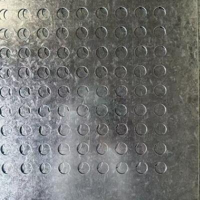 Gelochte Metallplatte mit feiner Leistung und kundenspezifischen Spezifikationen für Bauwesen, Luft- und Raumfahrt und Umweltschutz