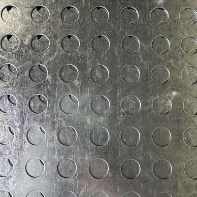 Anpassbare perforierte Metallplatten unterstützen die Belüftung, Filtration, Schalldämmung und Dekoration.